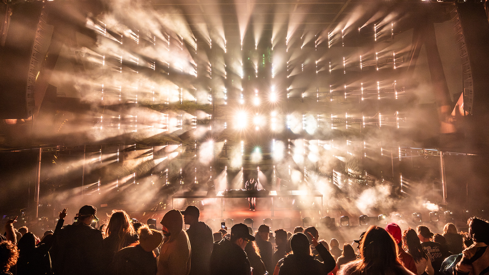 GLP impression X4 Bars und JDC1 schaffen Hintergrund und Atmosphäre für Black Coffee im Red Rocks Amphitheatre