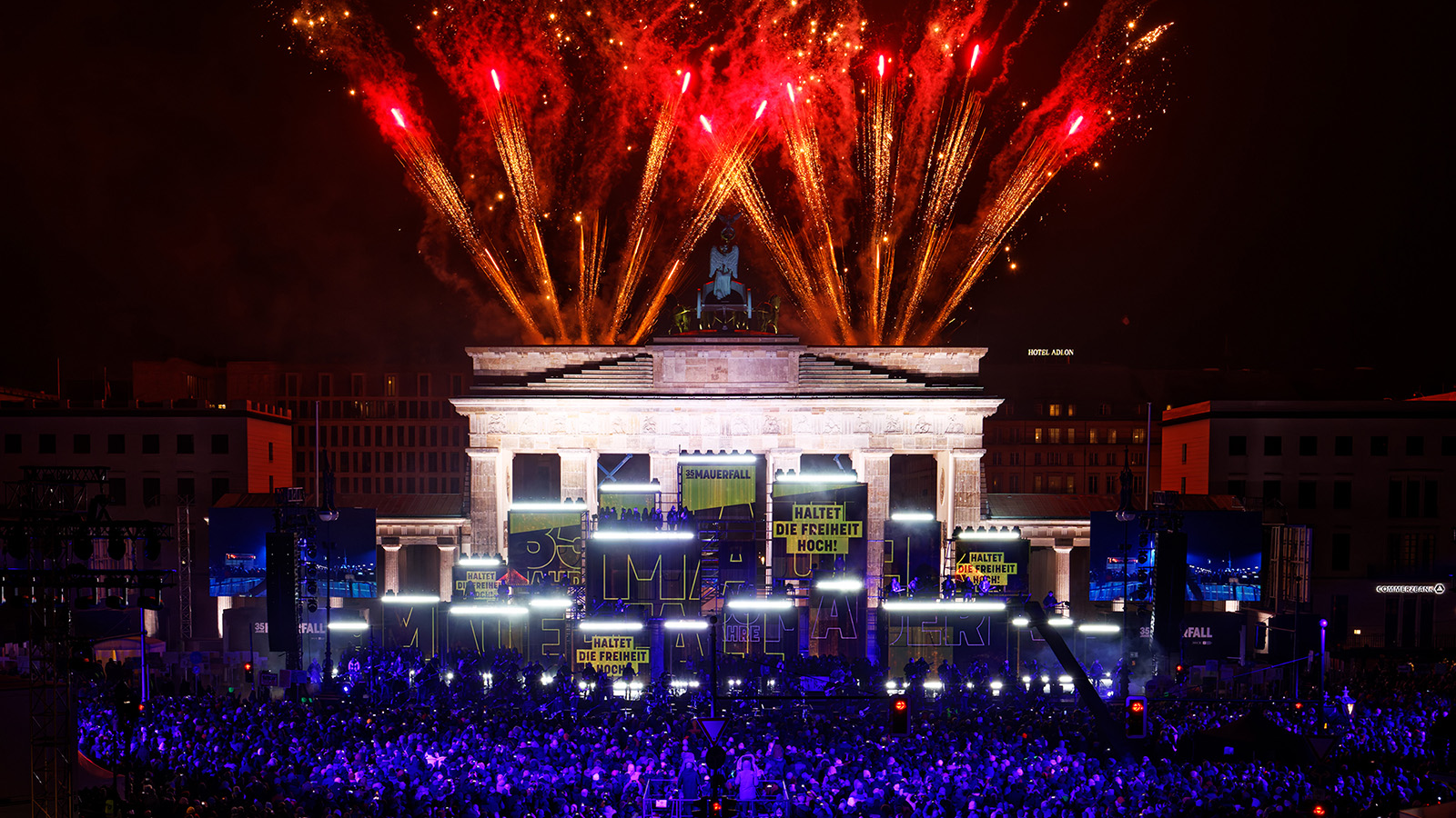 Packende Inszenierung zur Mauerfall-Feier am Brandenburger Tor mit Licht von GLP