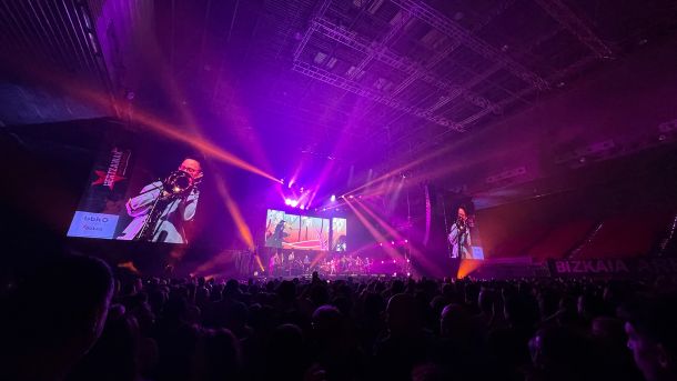 GLP fills Hertzainak's farewell performance with colour in Bilbao