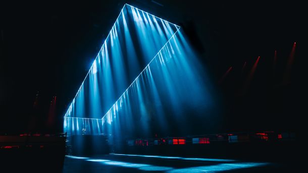 Seamless light tunnel from X4 Bars for Solomun