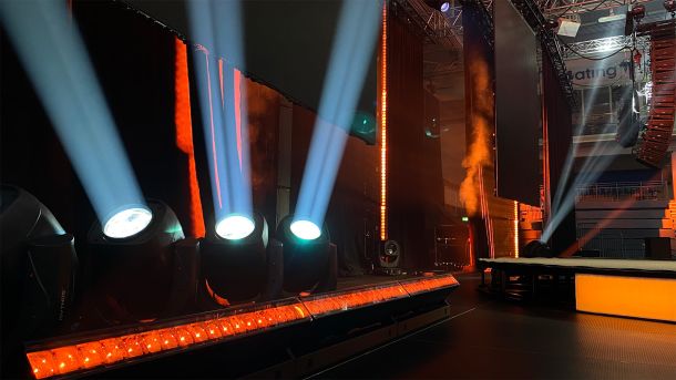 impression X5 Bars provide heavenly light for Carolin Kebekus’s Shesus live show